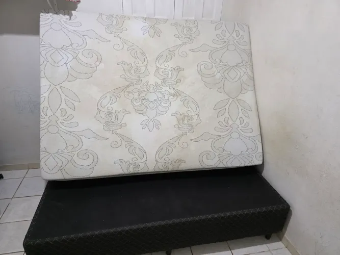 Cama Box Casal (base com pés de madeira + colchão de molas ensacadas)