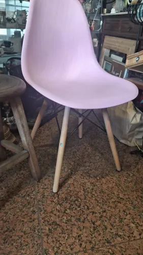 cadeira rosa Charles Eames Eiffel possui assento em polipropileno e pernas de madeira