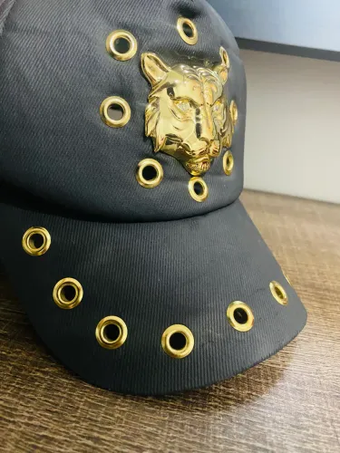 Boné feminino Carme Stefan ? bem descolado