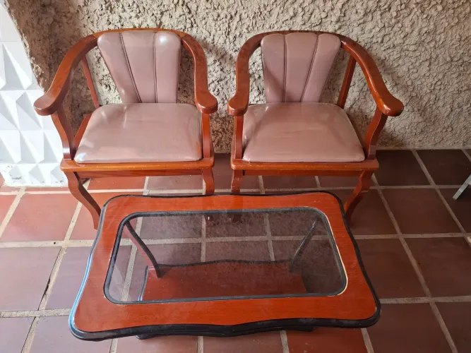 Conjunto de Poltronas e Mesa de Centro