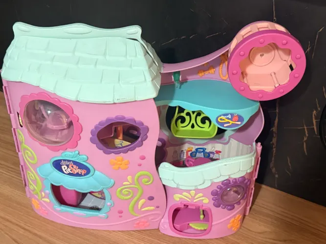  brinquedo é o Littlest Pet Shop Tail Waggin Fitness Club Playset.