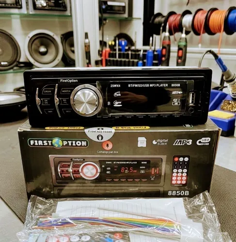 Rádio para carro na caixa Firstoption com controle remoto