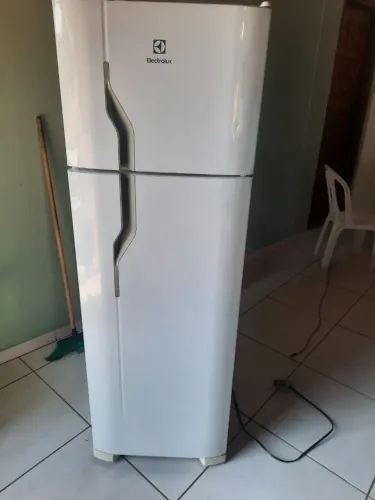 VENDE SE GELADEIRA ELECTROLUX 260 LITROS
