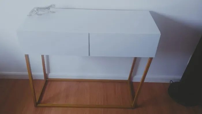 Aparador Buffet Eros 90cm Branco com Pés de Ferro Dourado