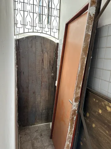 Porta de Madeira Completa (Com Batente e Maçaneta)