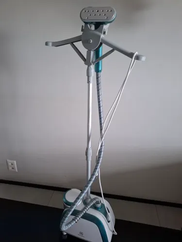 Passadeira a Vapor Electrolux GST10 - Excelente Estado - Higieniza e Desamassa Roupas
