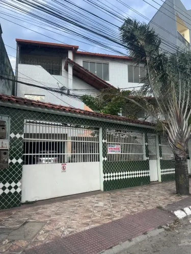Casa na praça do Araçás!