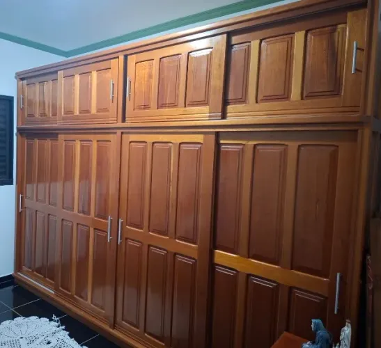 Vende se Guarda-roupa/Roupeiro de casal grande com maleiro.