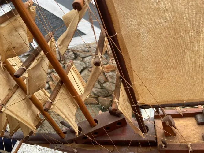 Barco de madeira artesanal 