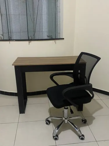 Mesa de escritório e cadeira giratória