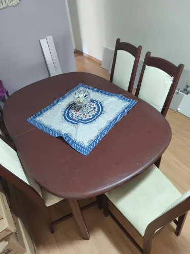 CONJUNTO DE MESA DE MADEIRA COM 6 CADEIRAS