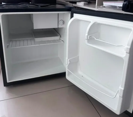 Frigobar semi novo