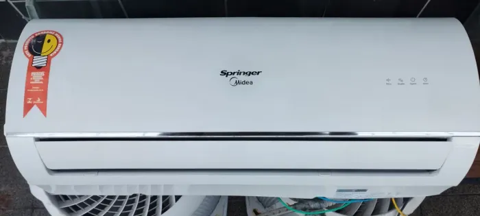 Condicionador de ar mais tubulação de cobre e suporte externo de maquina