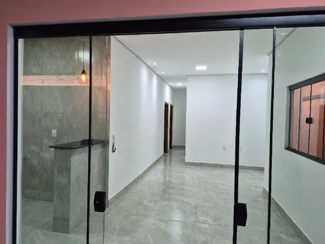 Casa concluída no bairro Morumbi em terreno de 250m2, com 64m2 de construção mais garagem.