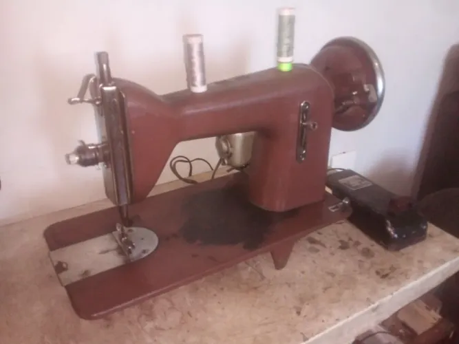 Maquina de costura reta 
