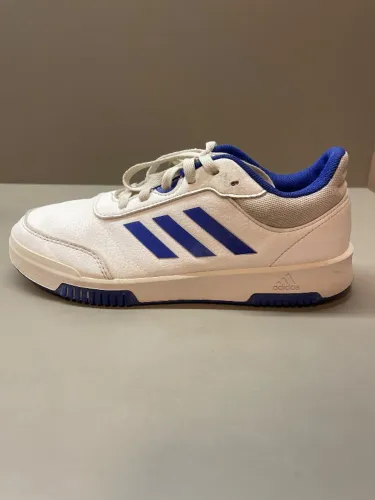 Tênis adidas courtblock branco e azul