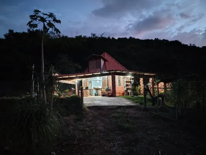 Chácara Condomínio Itaúna com 3600m², quiosque com banheiro e cama de casal.