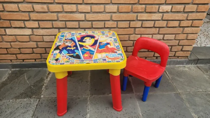 Mesinha Infantil com Cadeira