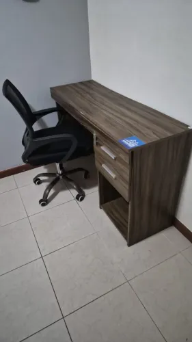 Mesa de escritório e cadeira de escritório