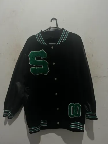 Jaqueta College Oversized Preta e Verde Tam G ? Usada 2x