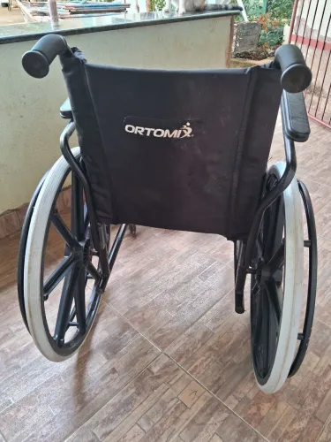 Vendo CADEIRA DE RODAS E DE BANHO