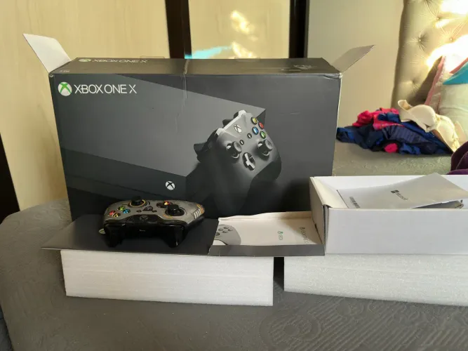 Xbox One X 1TB com caixa