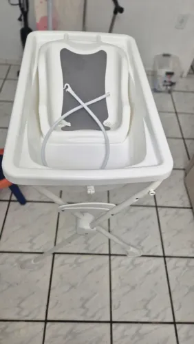 Banheira para bebê com suporte . Acompanha redutor e trocador Galzerano