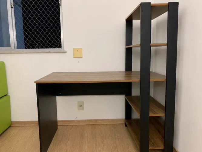 Mesa de Escritório com Estante Integrada | Escrivaninha MDF Preto e Amadeirado