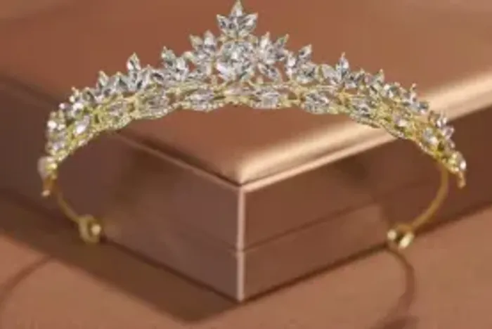 Coroa/Tiara Luxo Prata com Pedrarias - Elegância para Momentos Especiais (Oferta Especial)