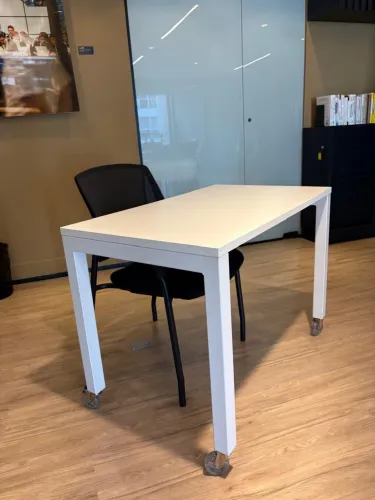 Mesa de Escritório Branca com Rodinhas 100x60cm