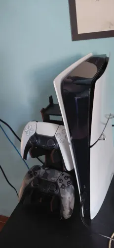 Vende-se ps5 com 2 controles e 10 meses (aceito troca em pc gamer de PlayStation plus)