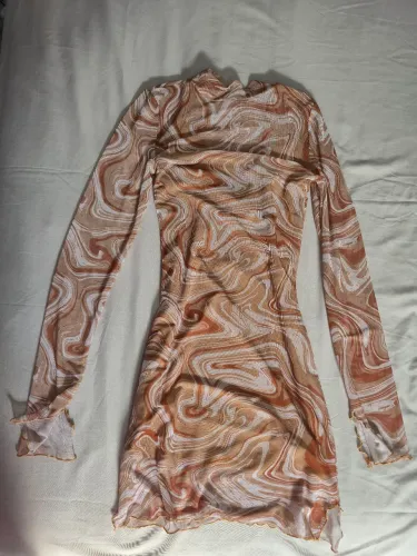 Vestido com tecido transparente e mangas longas 