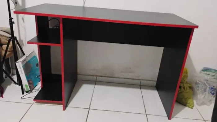 Mesa Para Computador Gamer com 2 Prateleiras