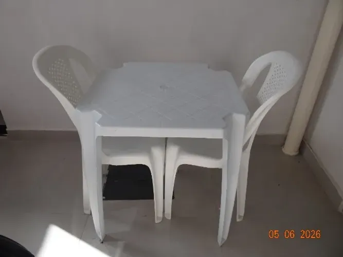 Conjunto de mesa e 2 cadeiras de plástico