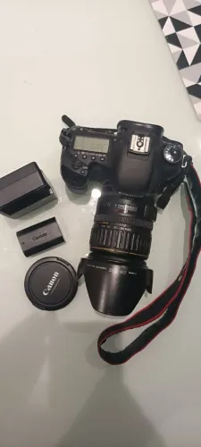 Câmera EOS 7D + lente EF 28 -135mm ( com bateria + carregador +cartão 8G+ alça)