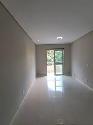 COND. ITAPUÃ, 3 QTOS SENDO 1 SUÍTE, TODO NO PORCELANATO, NÃO FINANCIA