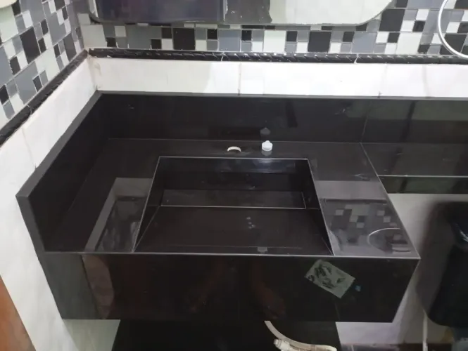 Pia esculpida em porcelanato preto polido 