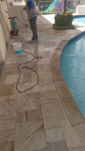 Limpeza de pisos áreas externas e internas com impermeabilização 