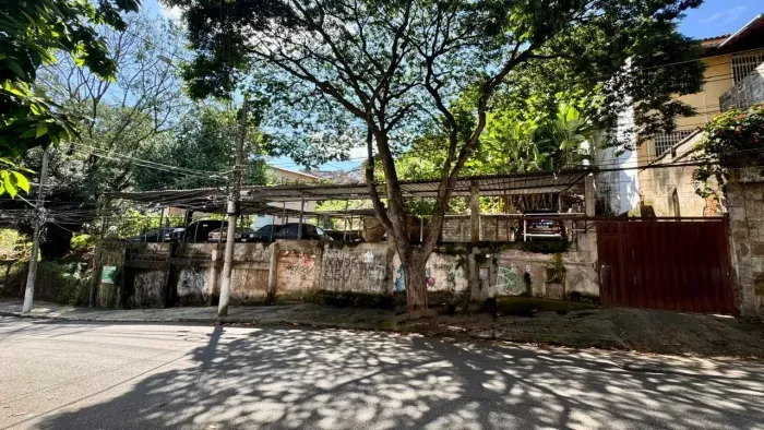 LOTE DE 1.200 M² À VENDA NO SERRA FRENTE AMPLA E EXCELENTE POTENCIAL CONSTRUTIVO.