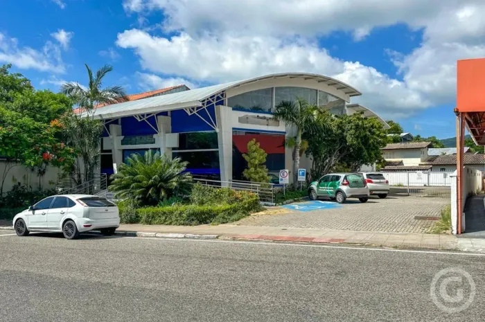 Espaço comercial amplo com estacionamento generoso na Lagoa da Conceição