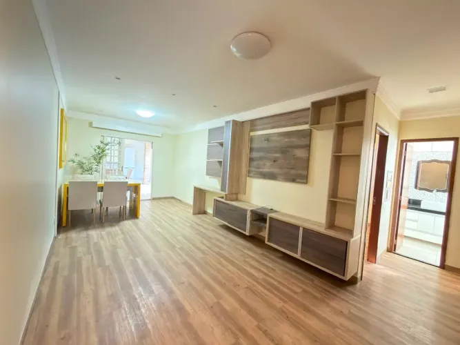 Casa com 3 quartos sendo 1 suíte, closet e churrasqueira - Bairro Jardim Imperial, Cuiabá