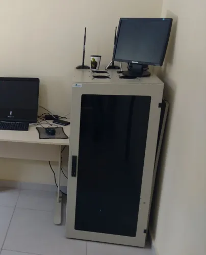 Rack Servidor de Piso 19U com Rodas e Prateleiras