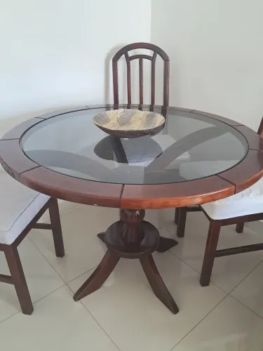 Mesa redonda com 4 cadeiras, madeira de lei design moderno