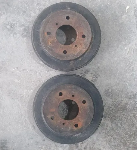 Par de tambor traseiro de freio Nissan Tiida