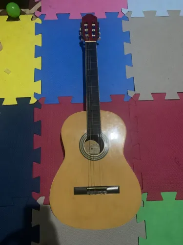 Vendo violão com pequeno defeito