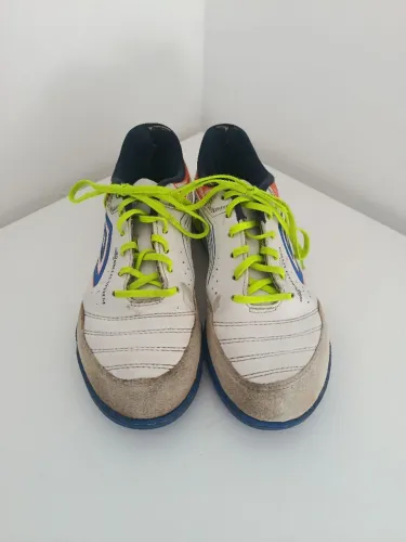 Tênis de futsal Umbro X-Comfort tam39 sem palmilha 
