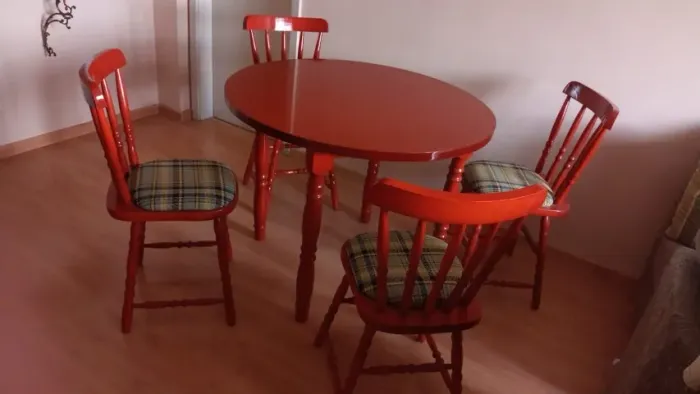 Mesa de madeira com 4 cadeiras estofados cor mogno 
