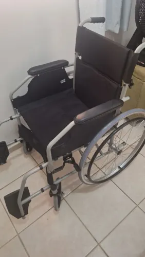 Vendo Cadeira de rodas e banho Novos