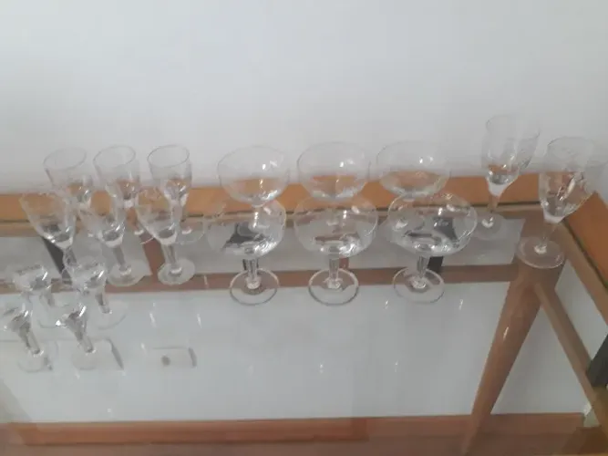 Conjunto de cálices e taças de cristal antigos e lapidados a mão - 18 peças década de 50 