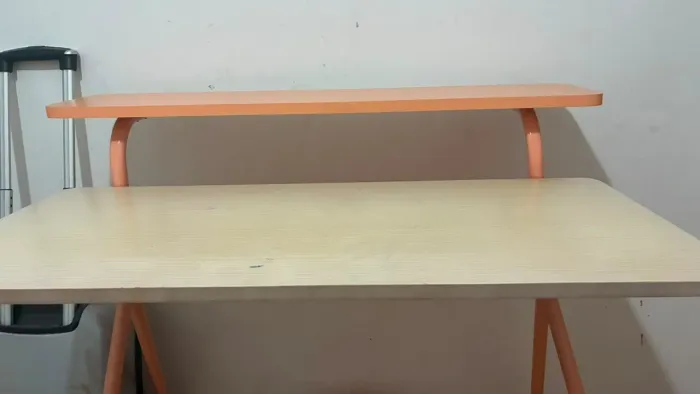 Mesa Escrivaninha Compacta com Suporte Elevado / Prateleira